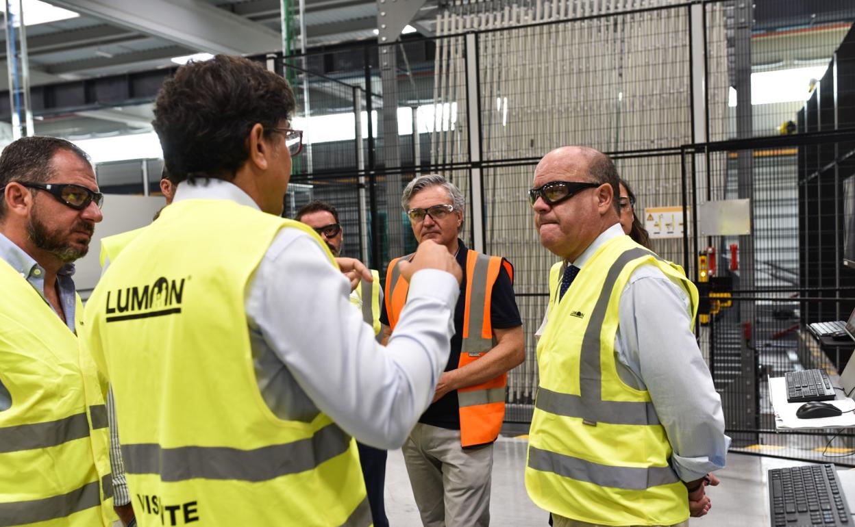 El alcalde de Antequera atiende a las explicaciones de los responsables de la fábrica.