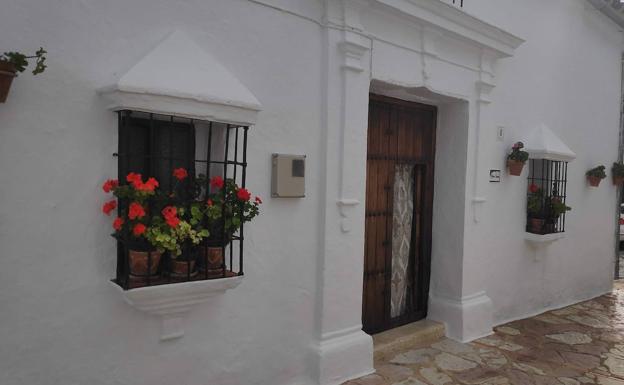 Junto a la entrada de las casas de este puebelo se pueden ver los nombres de los propietarios