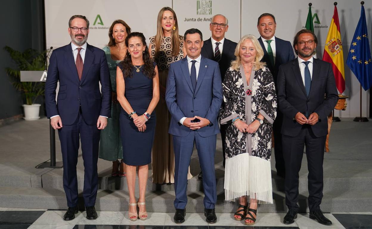 El presidente andaluz, Juanma Moreno, con los delegados de la Junta tras su toma de posesión ayer. 