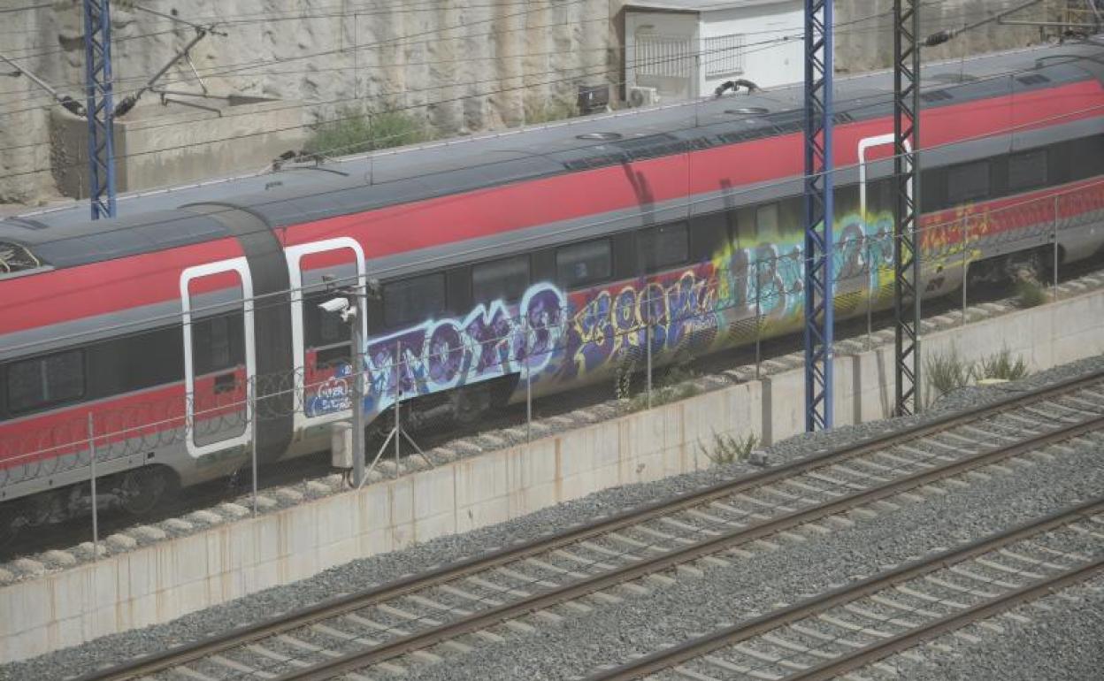 Pintadas en uno de los costados del tren de Iryo. 