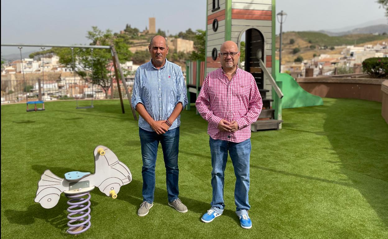 Los concejales Antonio Ariza y Jesús Carlos Pérez Atencia, en uno de los parques renovados. 