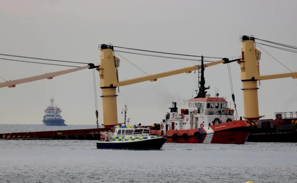 El buque semihundido frente en la Bahía de Algeciras. 