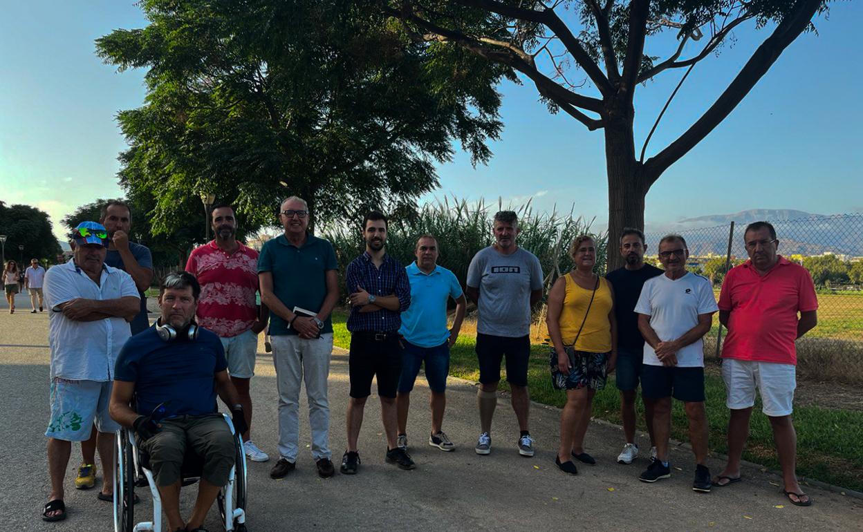 Vecinos del entorno del SUPT-12, en una reunión con integrantes de Por Mi Pueblo. 