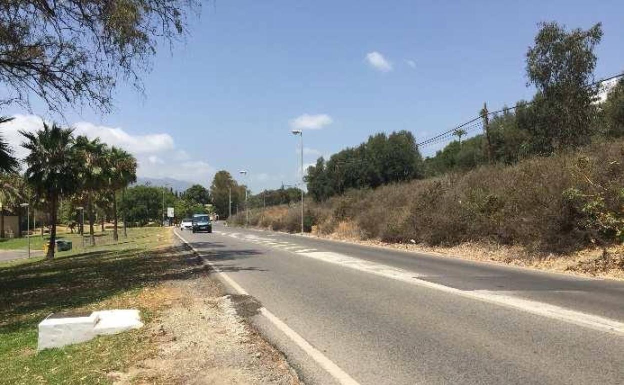 La carretera de Istán en su salida desde Marbella carece de arcenes y medidas de seguridad. 