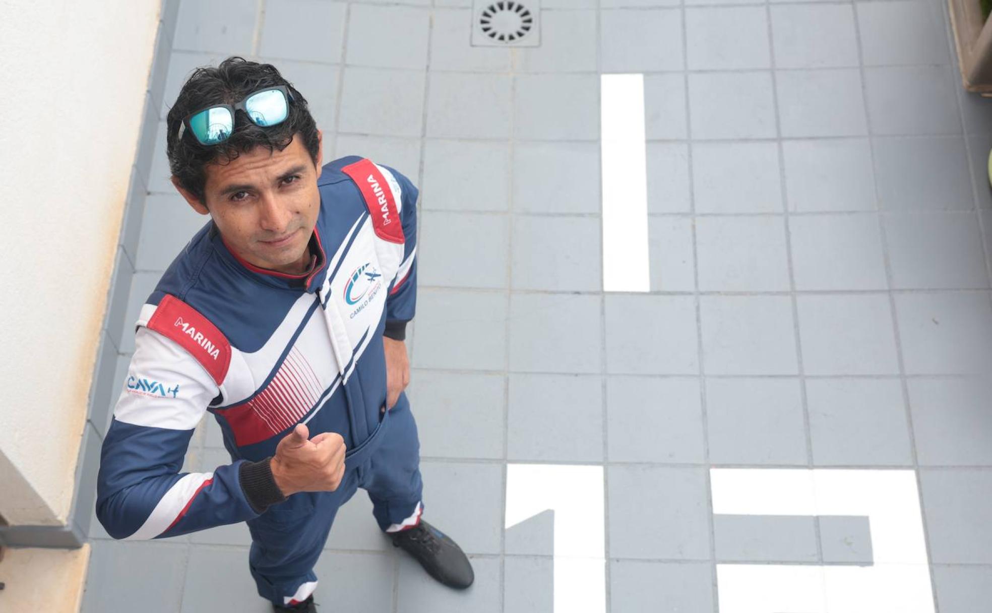 En la terraza de su vivienda. La terraza en el piso de Camilo Benito simula una pista de aterrizaje. 