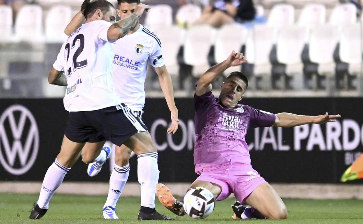 Bustinza se cruza en una acción con Mumo en el partido en Burgos. 