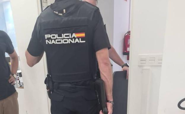 Imagen de archivo de un policía en la sede de la empresa donde ocurrieron los hechos.