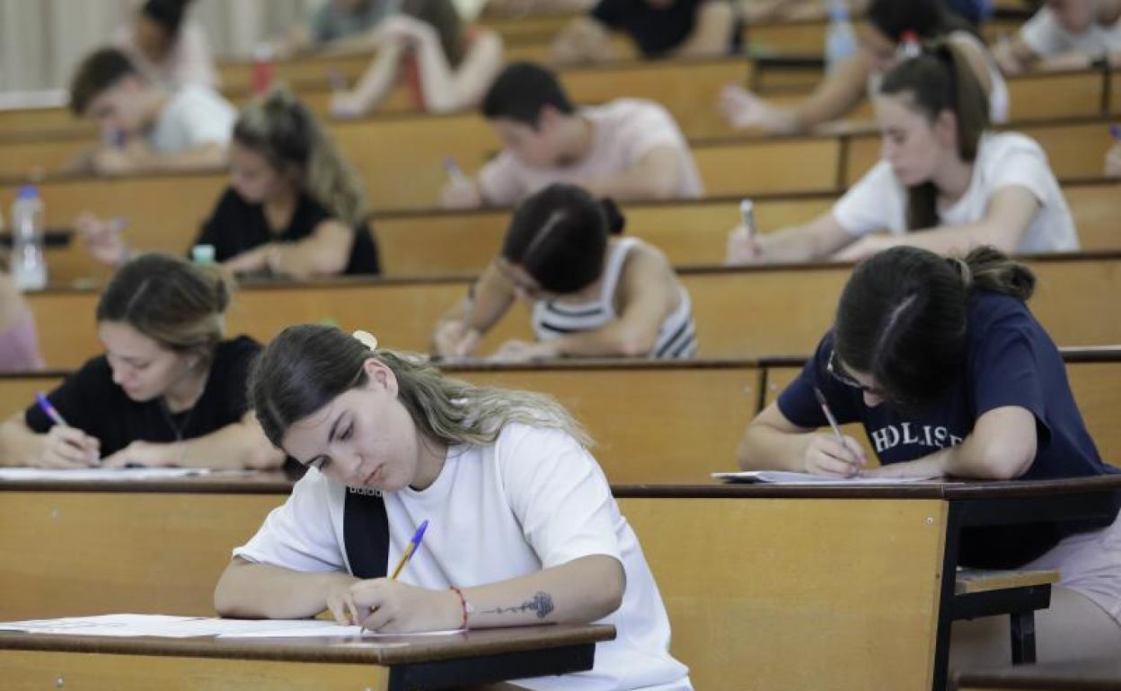 Estudiantes, durante el examen de selectividad de este pasado mes de julio. 