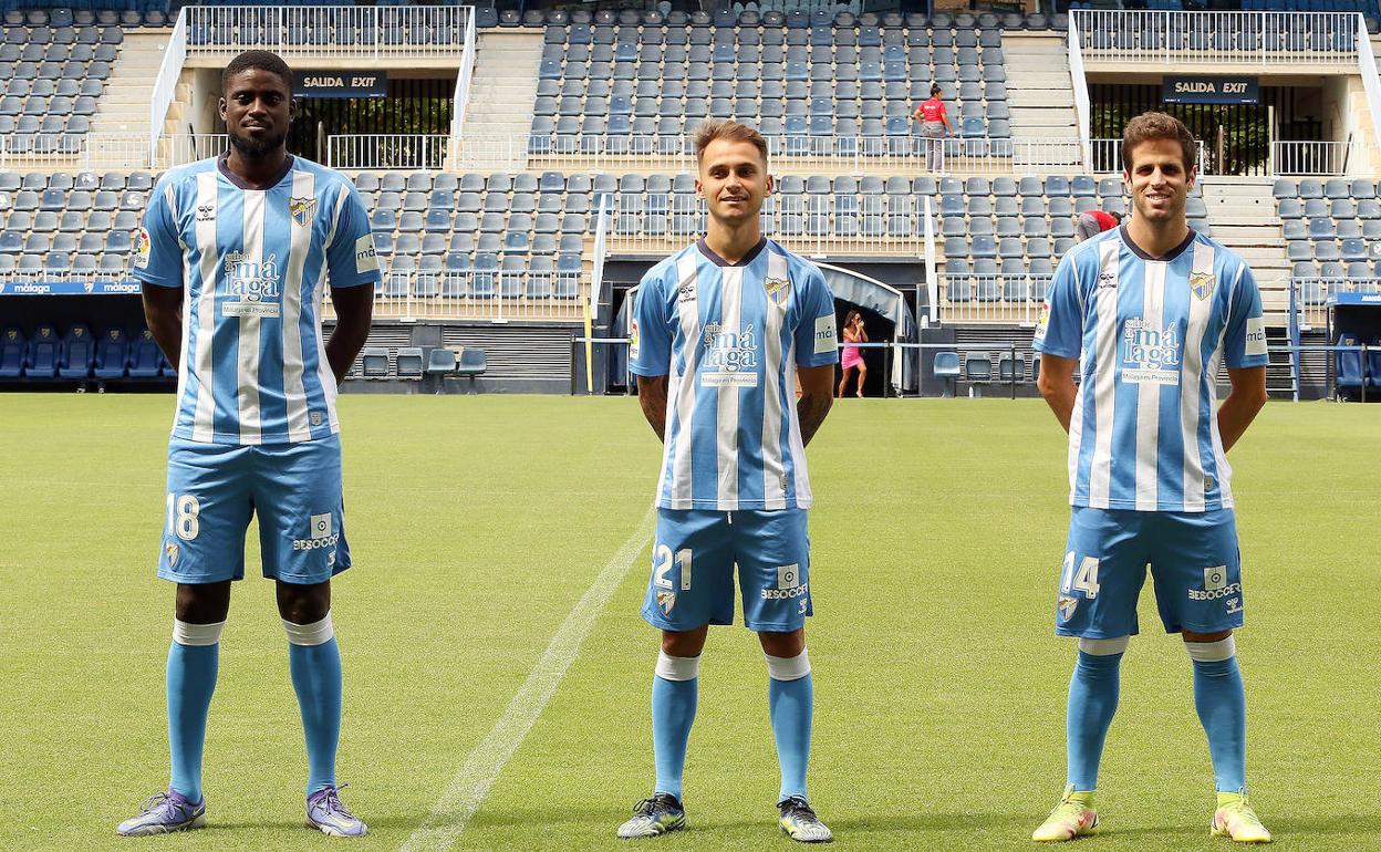 Alfred N'Diaye, Fran Villalba y Pablo Hervías, este jueves en el césped de La Rosaleda. 