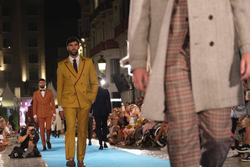 Modelos de Félix Ramiro, en la calle Larios. 