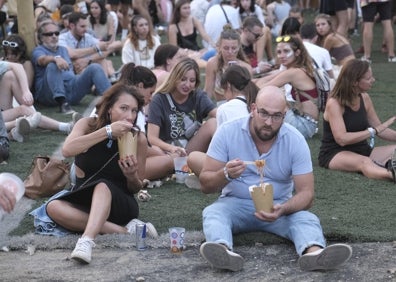 Imagen secundaria 1 - La zona de 'foodtrucks' ofrece una gran oferta gastronómica para todos los gustos. 