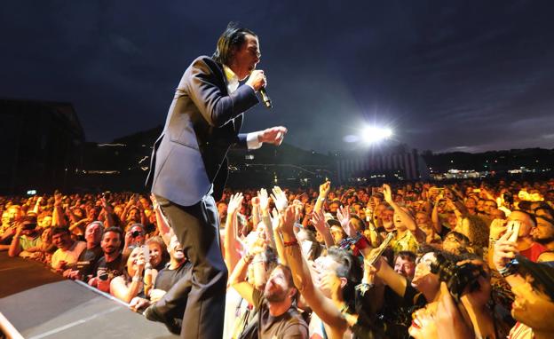 Imagen principal - Nick Cave: El rockero australiano pidió unas tarimas para estar más cerca del público. Bomba Estéreo: Mucho baile con la variedad musical de reggae, electrónica y reguetón del grupo colombiano. Meute: La banda de música tecno reunió a gran parte del público antes de que cayera la noche. 