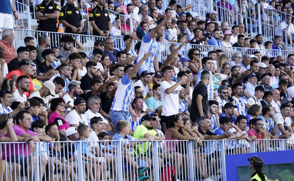 Algunos aficionados protestan durante el partido de ayer en La Rosaleda.