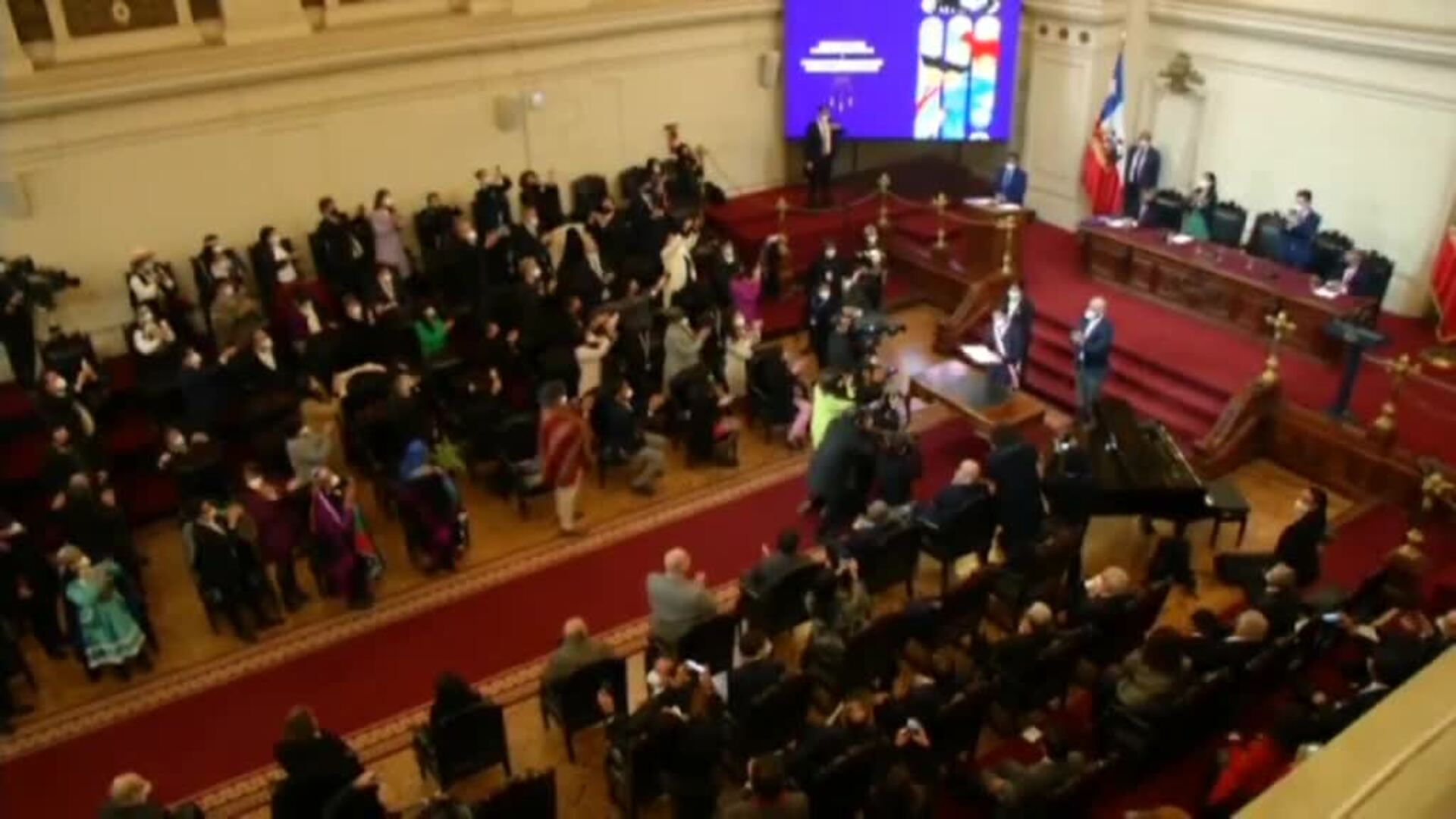 Más de 15 millones de chilenos votan si dan o no el visto bueno a una nueva Constitución