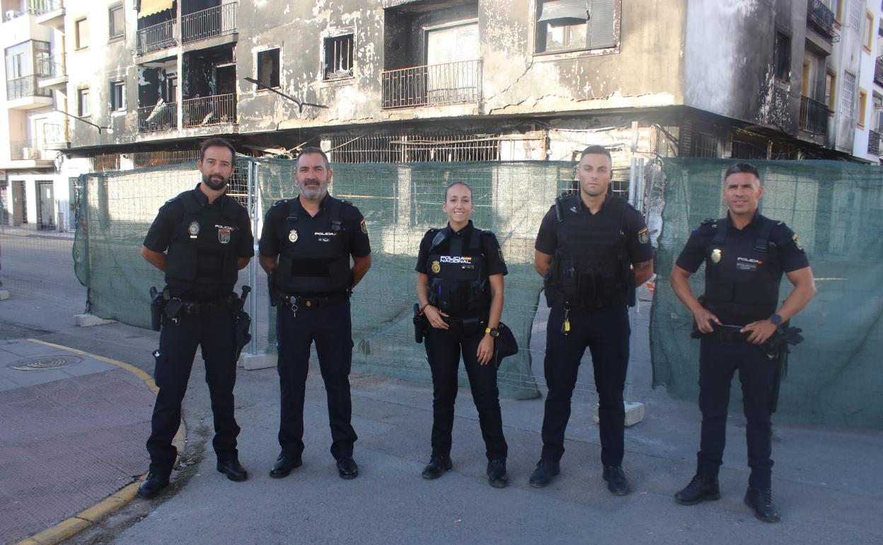 Silva, junto a sus compañeros, ante la casa incendiada. 