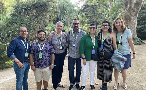 Imagen principal - En la primera foto, Fran Villalta, Santiago Vélez, Luly Rangel, Alejandro González, Ana Rodríguez, Cynthia Flores y Alicia Gallardos, invitados y ponentes. En la segunda, Julio Martín, Sergio Fernández, Mario Carrión, Lucas de Mulder y María Yfeu, uno de los grupos que actuaba en el cóctel. En la última, María José Cívico, José Ramón Megia y Sergio Muñoz.