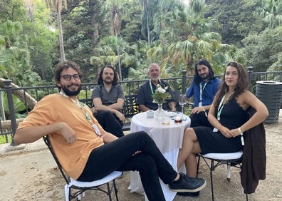 Imagen secundaria 1 - En la primera foto, Fran Villalta, Santiago Vélez, Luly Rangel, Alejandro González, Ana Rodríguez, Cynthia Flores y Alicia Gallardos, invitados y ponentes. En la segunda, Julio Martín, Sergio Fernández, Mario Carrión, Lucas de Mulder y María Yfeu, uno de los grupos que actuaba en el cóctel. En la última, María José Cívico, José Ramón Megia y Sergio Muñoz.