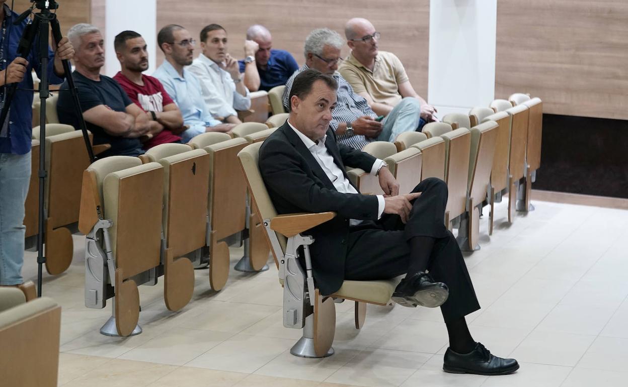 El administrador judicial del Málaga, José María Muñoz, atiende a la comparecencia del director deportivo, Manolo Gaspar, este lunes en la sala de prensa de La Rosaleda.