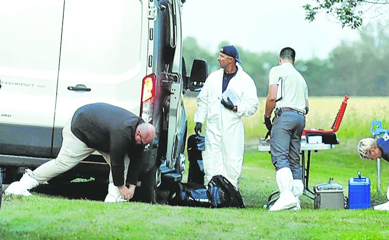 Los forenses de la Policía trabajan en uno de los trece escenarios donde los dos hermanos apuñalaron supuestamente a sus víctimas.