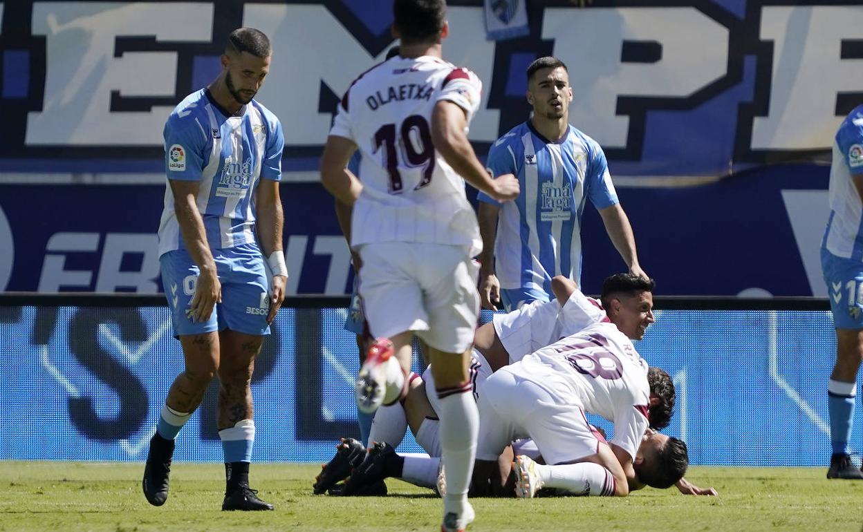 Los jugadores del Albacete celebran el 0-2 el domingo ante unos cabizbajos Fran Sol y Ramón. 