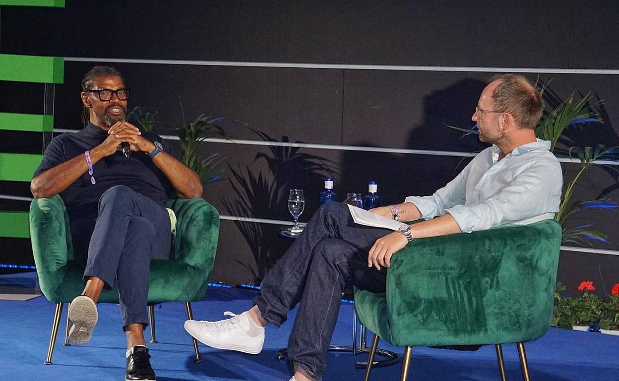 Raye Cosbert charla con Greg Parmley en la jornada inaugural de Andalucía Music Forum. 