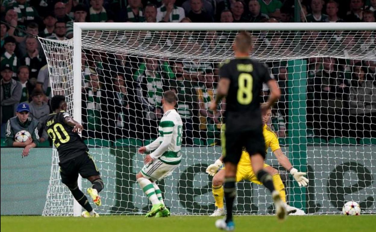 Vinicius marca el primer gol del Real Madrid en el Celtic Park. 