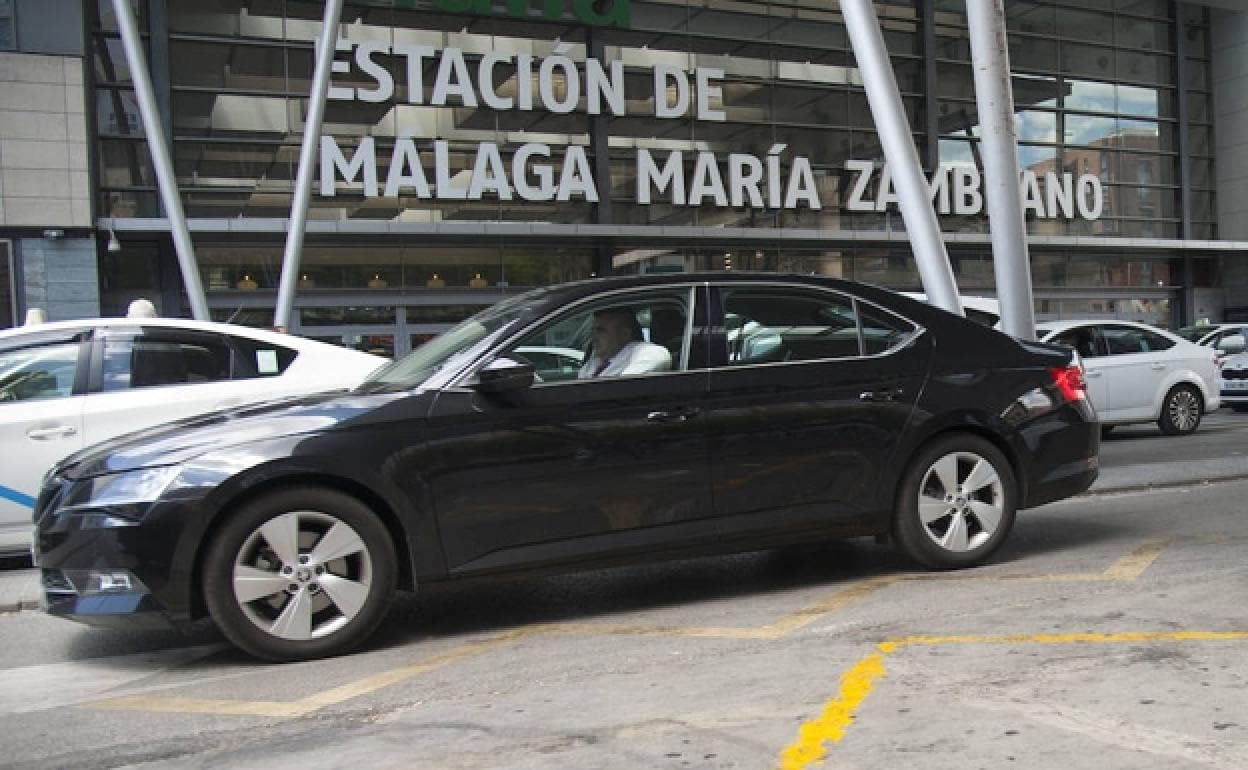 Un vehículo de VTC pasa junto a la parada de taxis de la estación María Zambrano. 