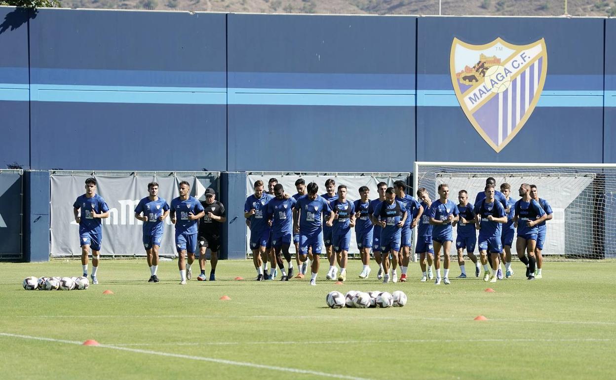 Los jugadores del Málaga, durante el entrenamiento de hoy en el Anexo. 