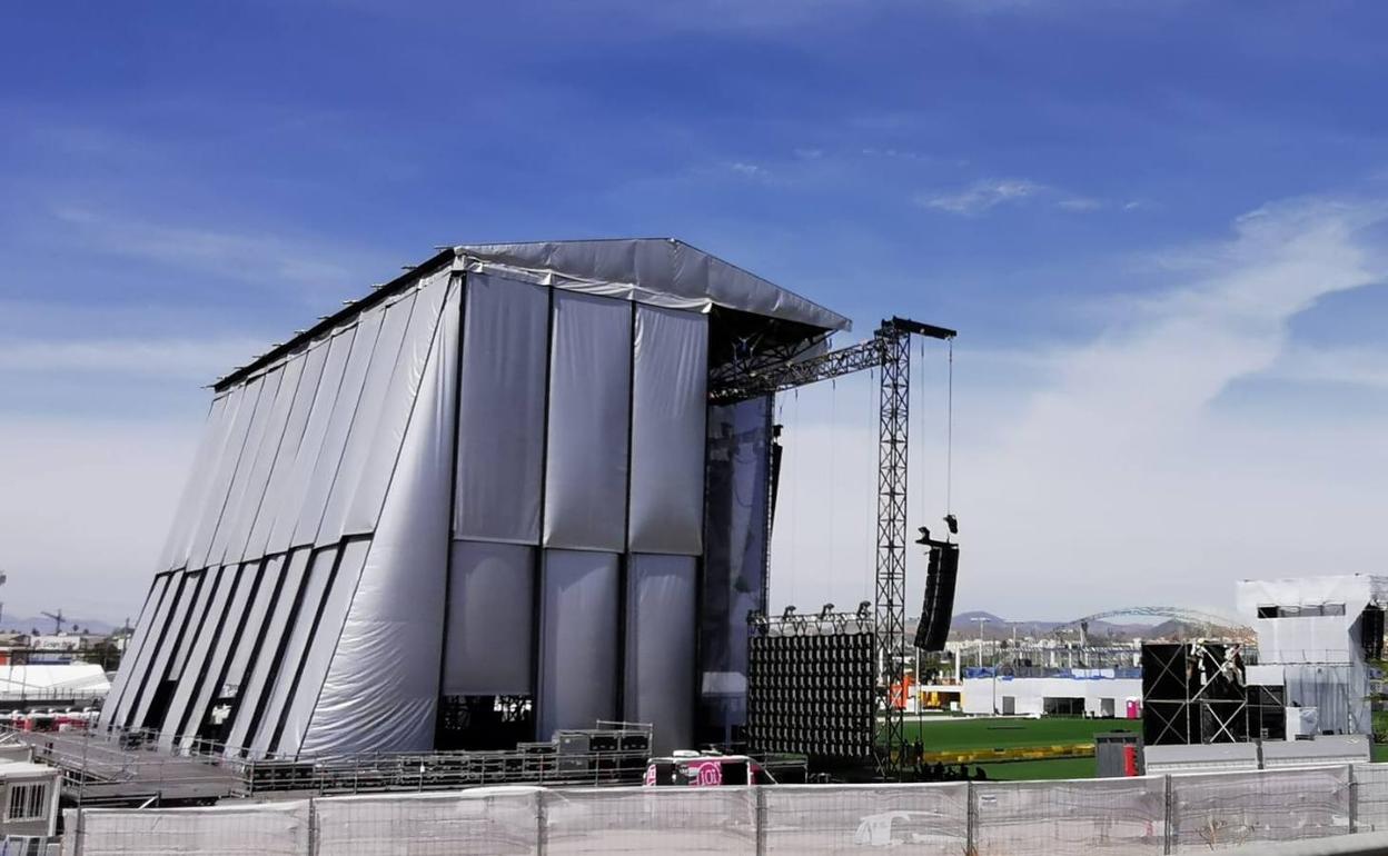 Vista del escenario principal desde el exterior del recinto. 
