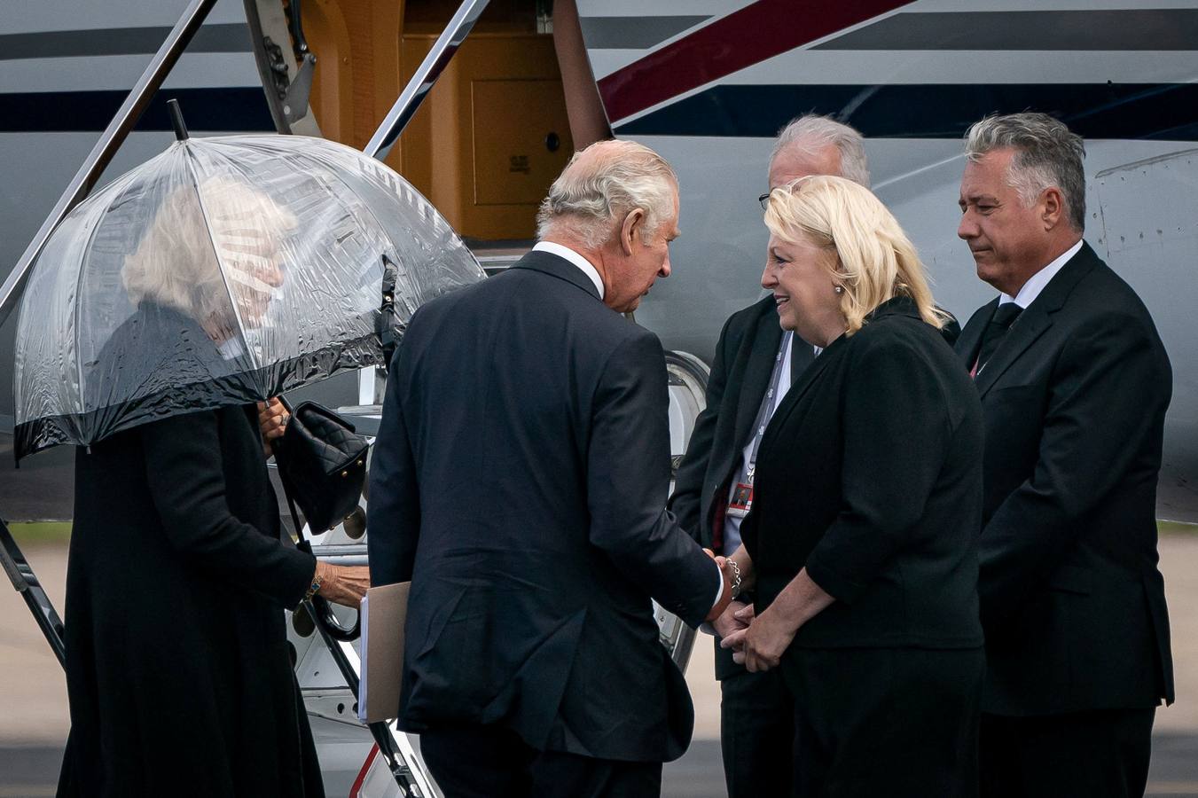 El rey Carlos y la reina Camila de Gran Bretaña son recibidos antes de coger el avión para viajar a Londres