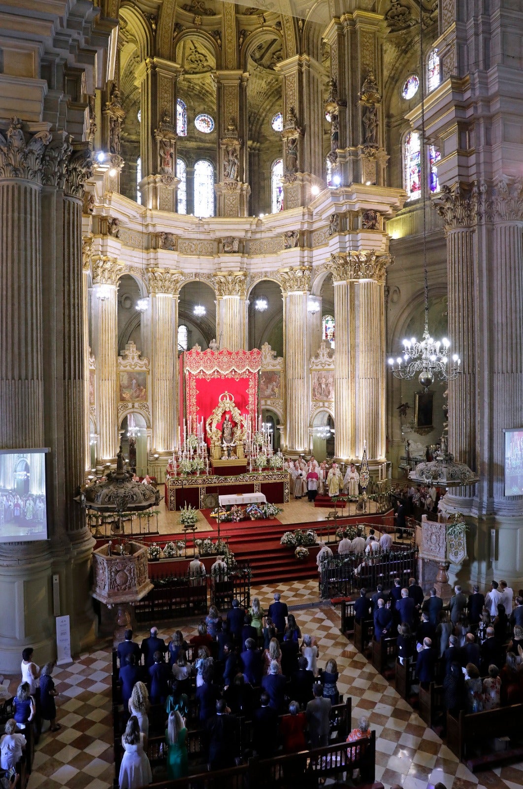 Fotos: Festividad de Santa María de la Victoria: ofrenda floral y misa a la Patrona de Málaga