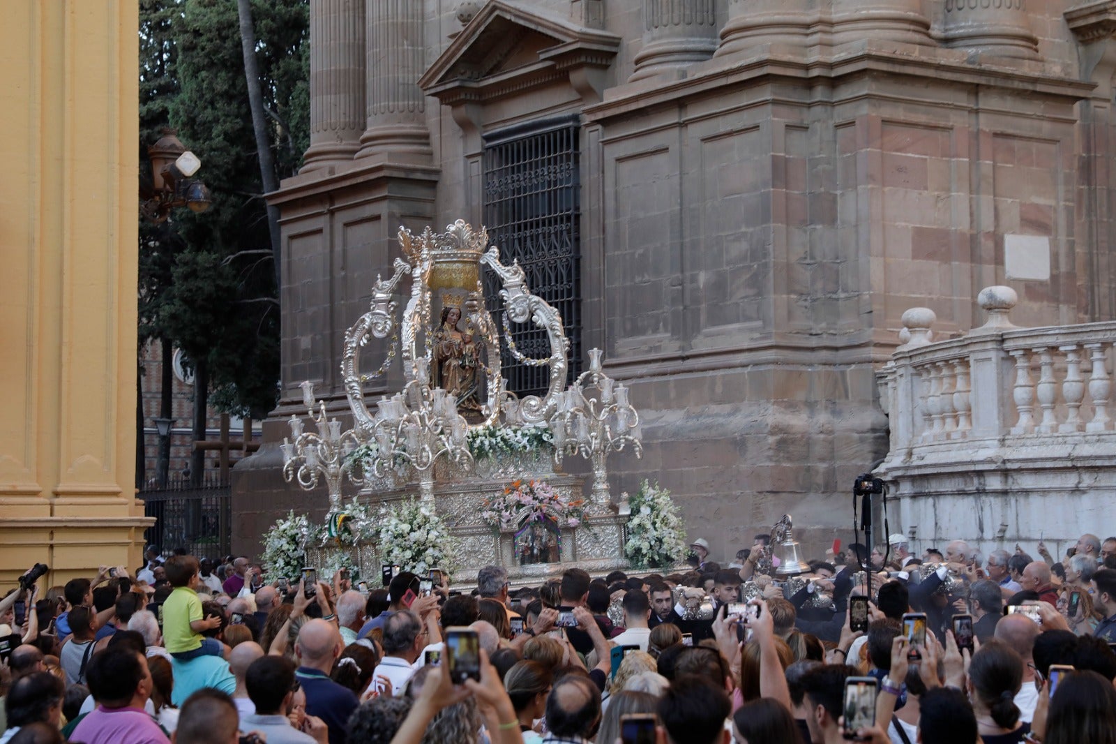 Fotos: Festividad de Santa María de la Victoria: ofrenda floral y misa a la Patrona de Málaga