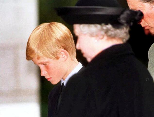 El príncipe Harry y la reina Isabel II, a las puertas del castillo de Balmoral, en Escocia, el 4 de septiembre de 1997para asistir a la ofrenda floral tras la muerte de Lady Di. La familia real se mostró «dolida» pro las insinuaciones en la prensa de haber mostrado indiferencia ante la muerte de la princesa de Gales, fallecida en un accidente de tráfico el 31 de agosto de ese año.