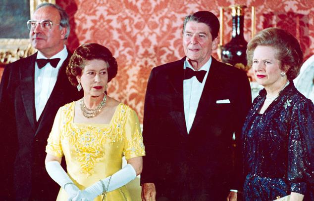 La reina junto al canciller alemán, Helmut Kohl (izquierda); el presidente de Estados Unidos, Ronald Reagan; y la primera ministra británica, Margaret Tatcher (derecha), antes de una cena con líderes mundiales el 10 de junio de 1984.