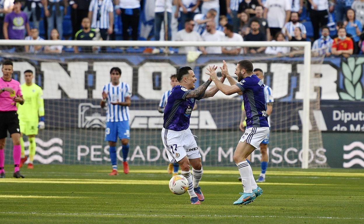 Roque Mesa felicita a Weissman después de marcar este ante el Málaga el pasado 9 de abril. 