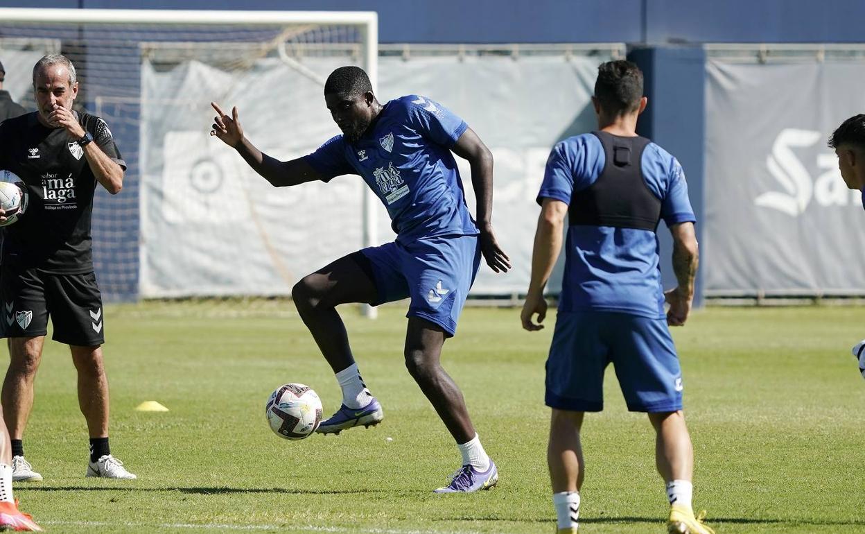 N'Diaye, en un control de la pelota durante el entrenamiento del miércoles en el Anexo. 