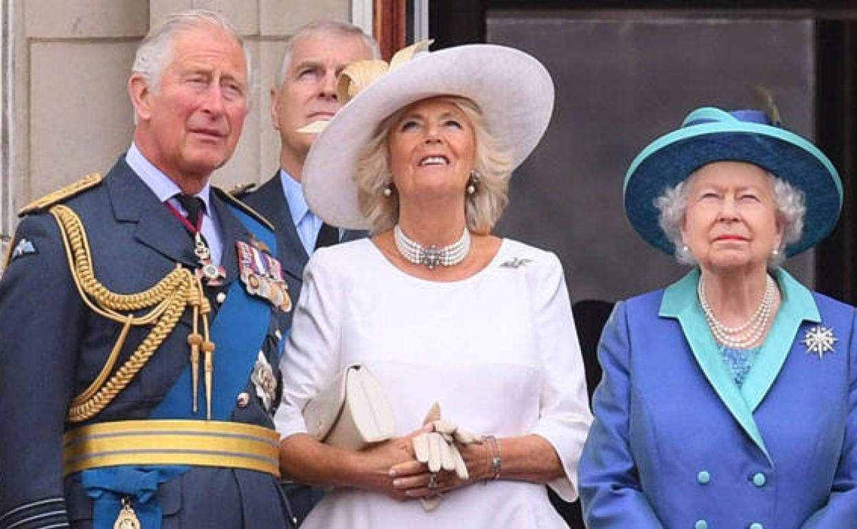 El príncipe Carlos, Camila y la reina Isabel siguen desde Buckingham una exhibición aérea.