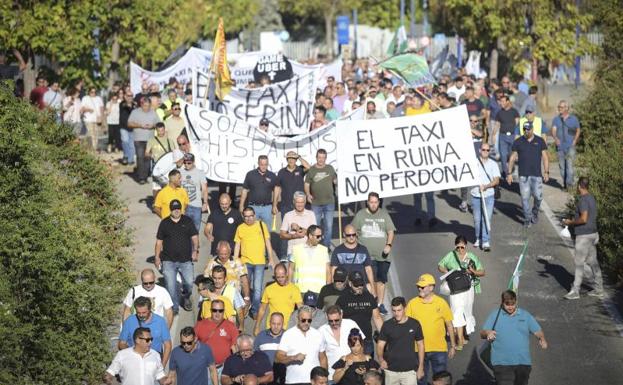 Los taxistas se han concentrado en el Parlamento Andaluz. 