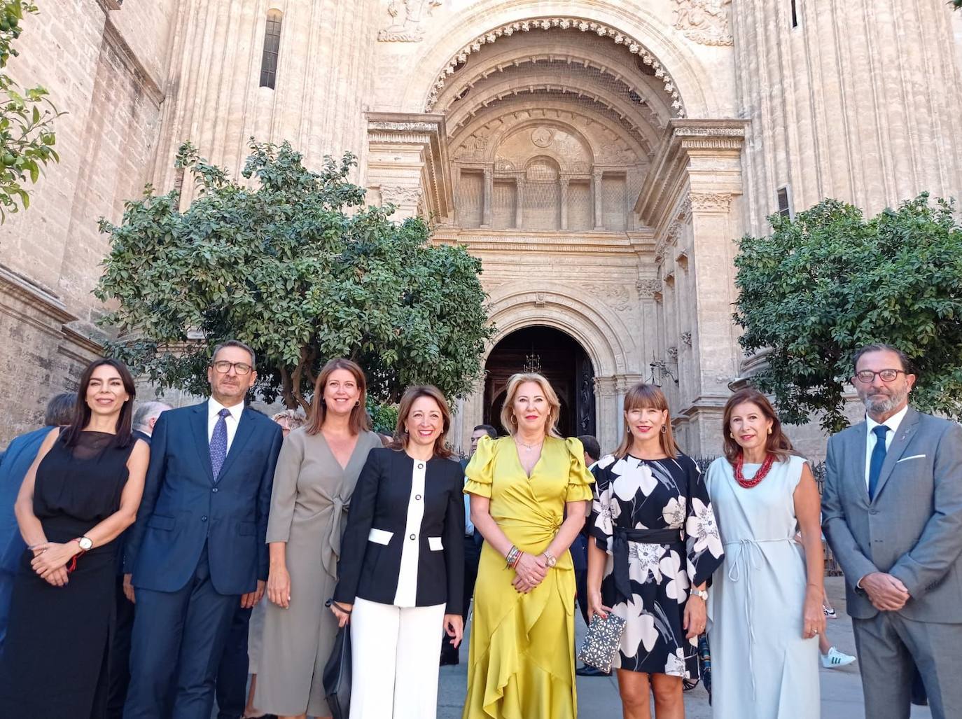 La consejera de Economía de la Junta, Carolina España, con delegados provinciales en el acto de la ofrenda floral y misa en La Catedral por la festividad de la Virgen de la Victoria.