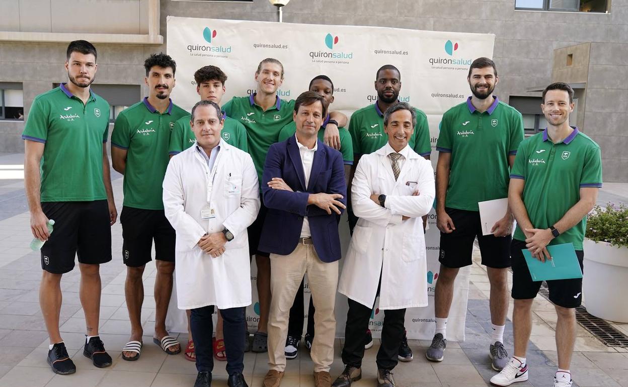 Los jugadores junto a los doctores Marcos, Esteban y Quintana. 