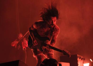 Imagen secundaria 1 - En la primera imagen, Suede; momento de la actuación de Biffy Clyro y público en durante las primeras horas. 