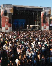 Imagen secundaria 2 - En la primera imagen, Suede; momento de la actuación de Biffy Clyro y público en durante las primeras horas. 