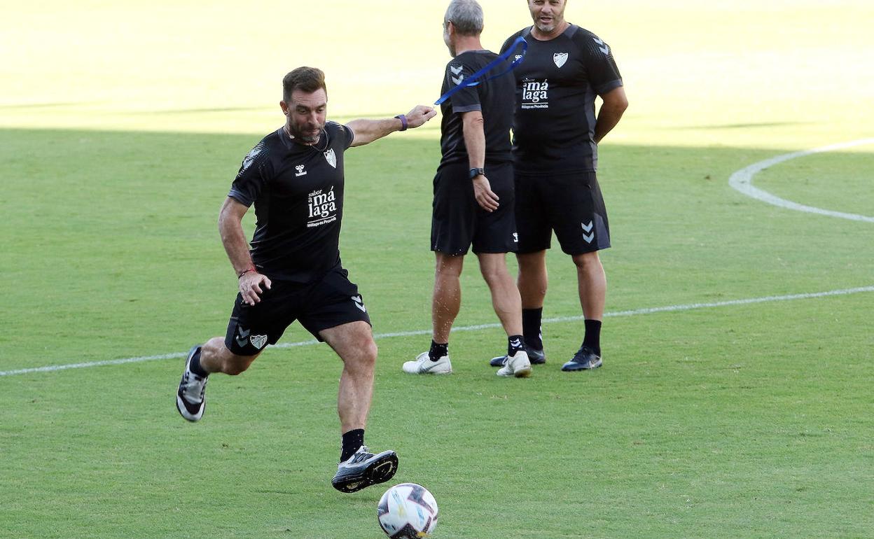 Pablo Guede, en el entrenamiento de este viernes por la mañana en La Rosaleda. 