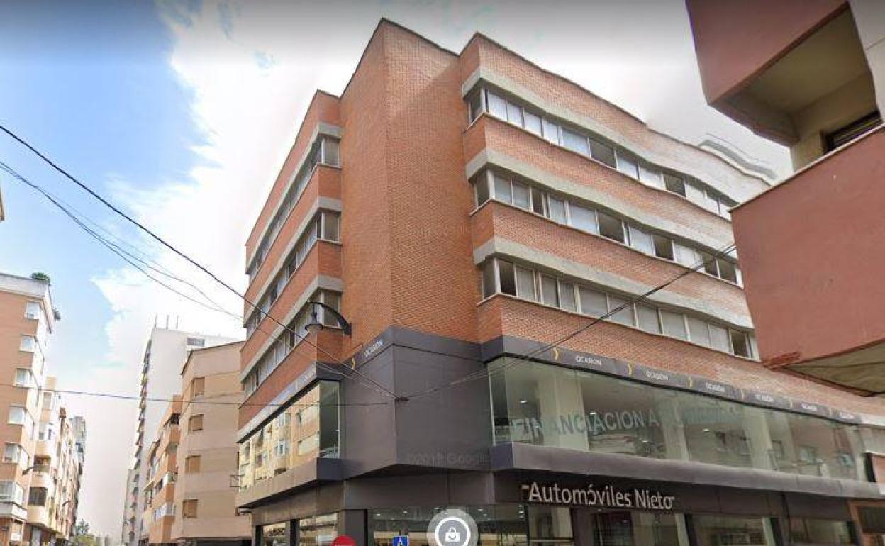 Aspecto del edificio de la calle Plaza de Toros Vieja que va a ser demolido para levantar un hotel. 