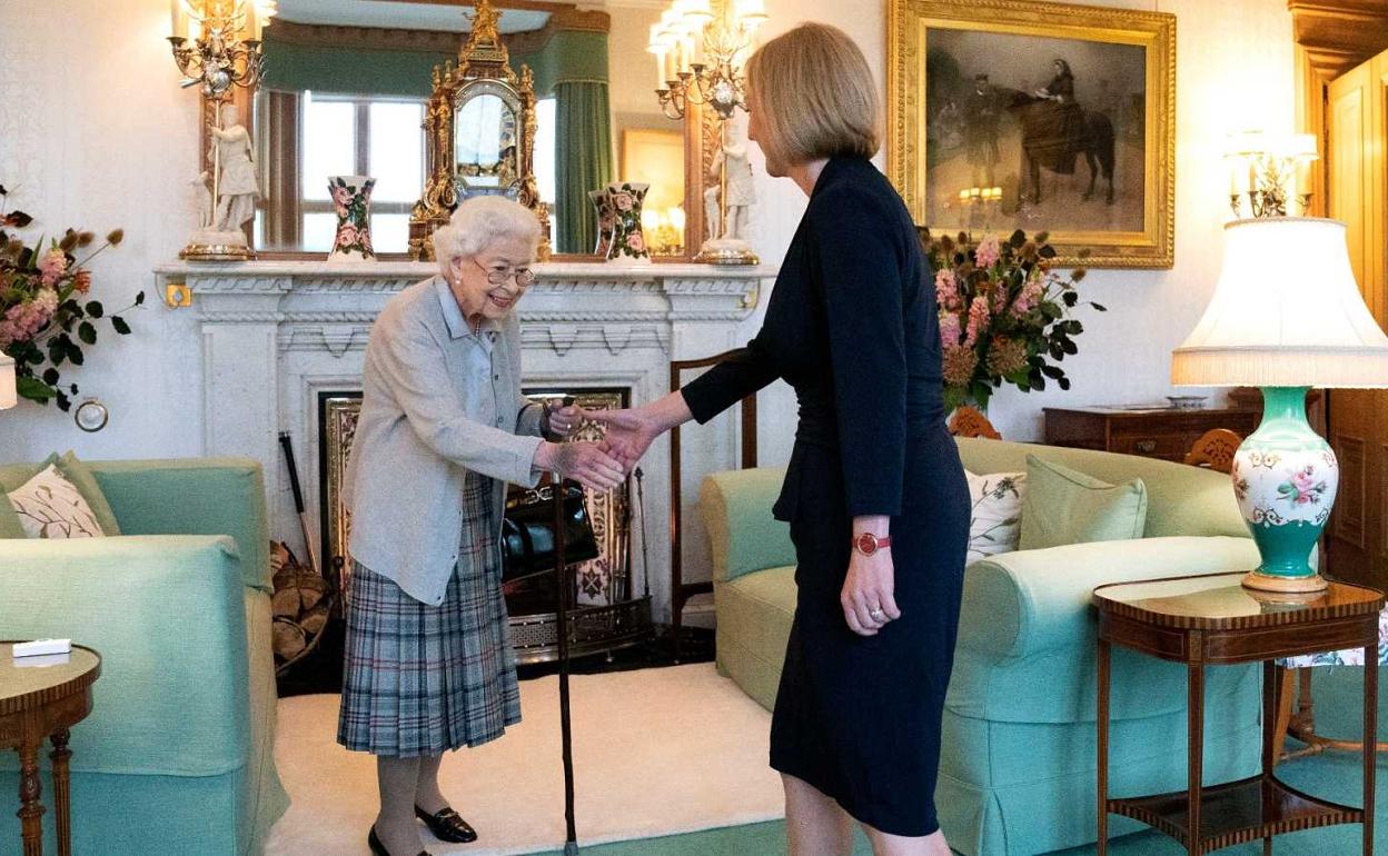 Isabel II saluda a la nueva primera ministra en el palacio de Balmoral el pasado martes, en su última aparición pública