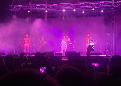 Imagen secundaria 1 - Fangoria, en varios momentos de su actuación en Guaro. 