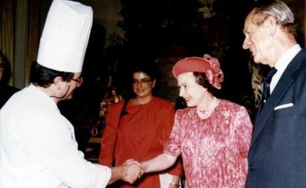 La reina Isabel II saludando a Juan Mari Arzak. 