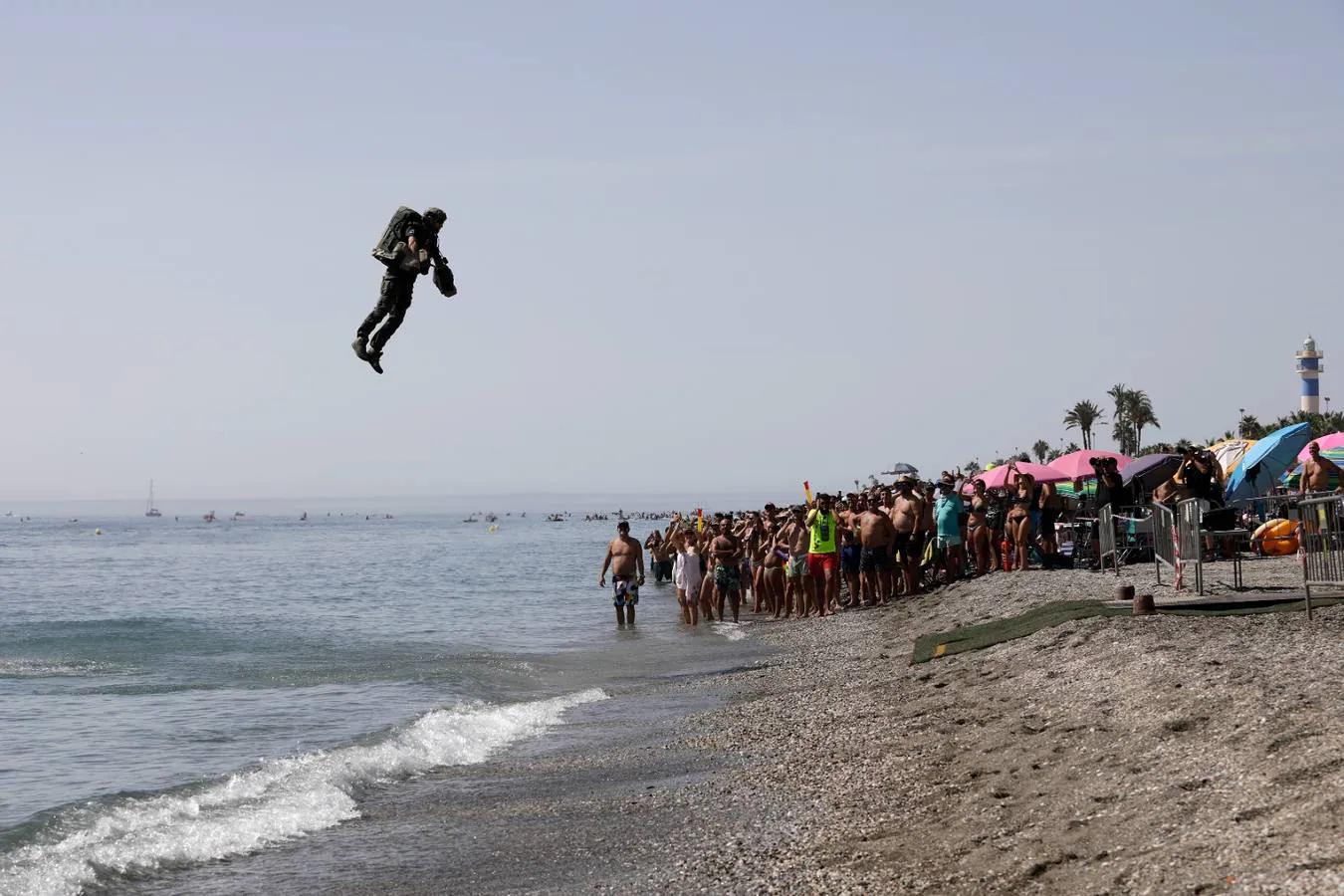 Desde primera hora de la mañana la playa ya estaba llena de amantes de la cultura aeronáutica para coger sitio y presenciar lo que ya se reconoce como uno de los mejores festivales aéreos de Europa. Uno de los espectáculos que ha suscitado mayor expectación ha sido el conocido como 'dron humano' de Gravity Industries. 