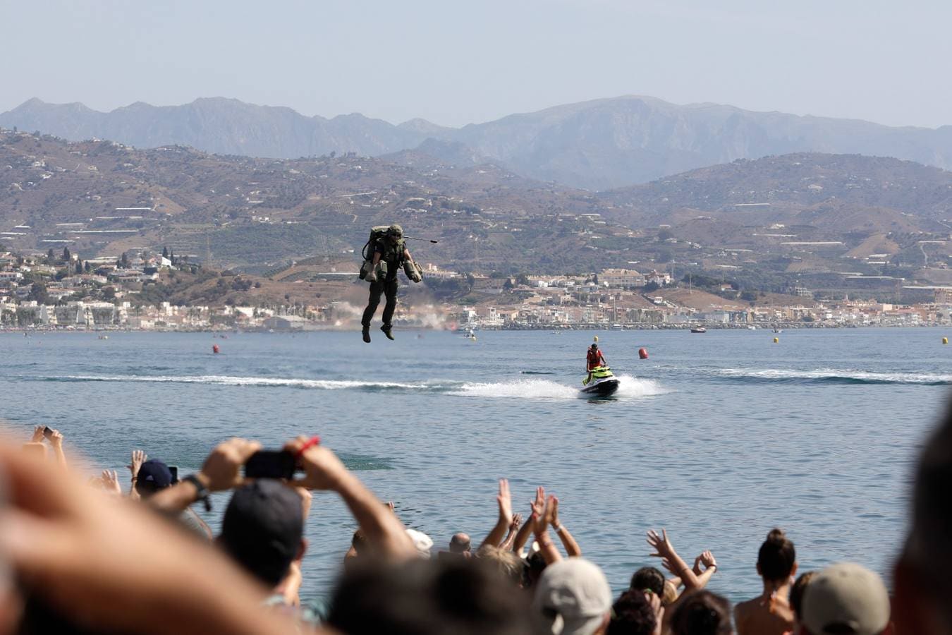 Desde primera hora de la mañana la playa ya estaba llena de amantes de la cultura aeronáutica para coger sitio y presenciar lo que ya se reconoce como uno de los mejores festivales aéreos de Europa. Uno de los espectáculos que ha suscitado mayor expectación ha sido el conocido como 'dron humano' de Gravity Industries. 