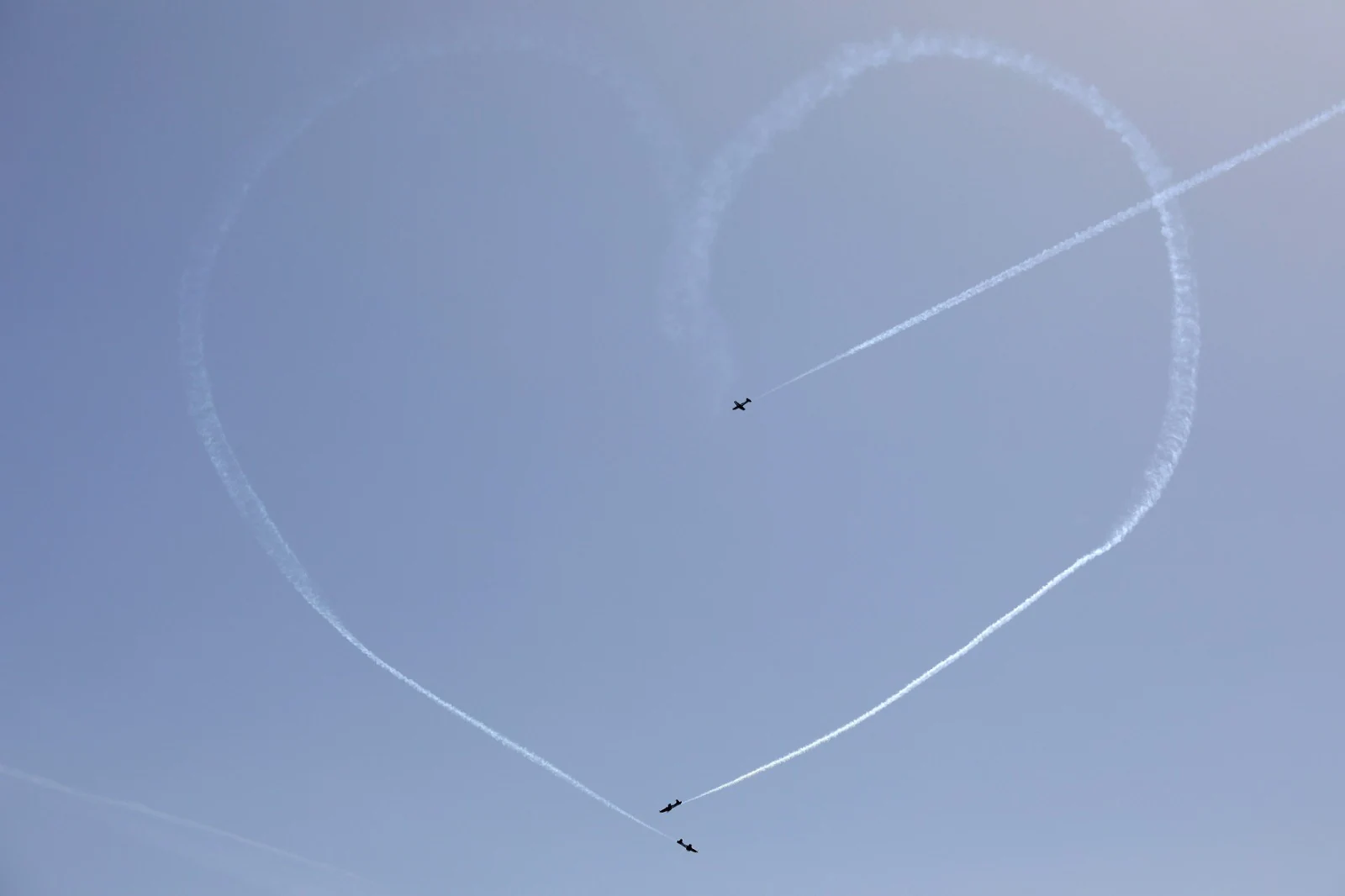 Desde primera hora de la mañana la playa ya estaba llena de amantes de la cultura aeronáutica para coger sitio y presenciar lo que ya se reconoce como uno de los mejores festivales aéreos de Europa. Uno de los espectáculos que ha suscitado mayor expectación ha sido el conocido como 'dron humano' de Gravity Industries. 